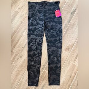 NWT SPANX Ladies Faux Leather Camouflage Leggings - Black. Size XL